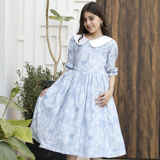 صورة فستان بناتي فاخر مرصع بالفصوص اللامعة | سحر السماء حين تعانق النجوم - 1156